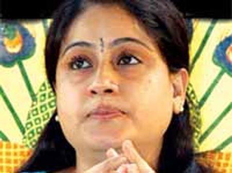 మెదక్ ఎస్పీ ఆఫీసు ముట్టడిస్తాం: విజయశాంతి