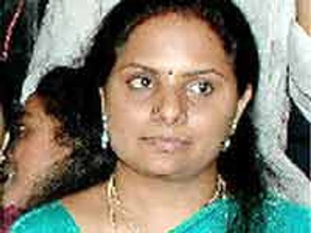 కెసిఆర్ దీక్ష: కమిషన్ కు కవిత ఫిర్యాదు