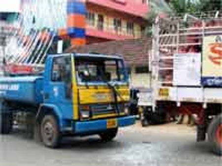 గోదావరిలో లారీ బోల్తా: ఇద్దరి మృతి