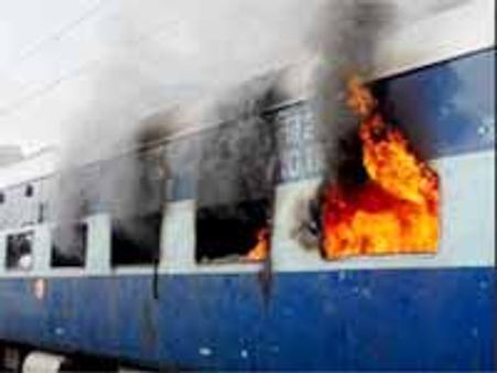 హైదరాబాదులో రైలు బోగీలకు నిప్పు