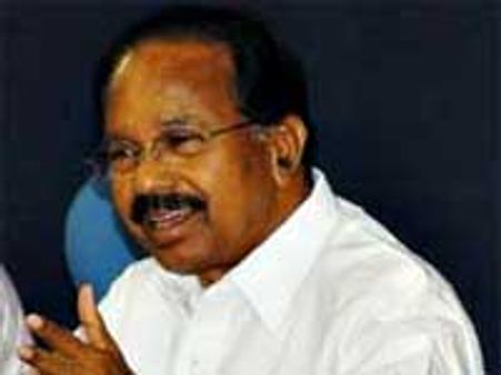 రాష్ట్ర కాంగ్రెస్ ఇంచార్జి మొయిలీ పై దుమారం