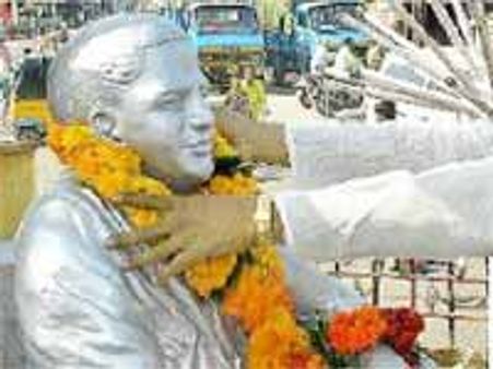 పొట్టి శ్రీరాములు విగ్రహానికి వైశ్యుల క్షీరాభిషేకం