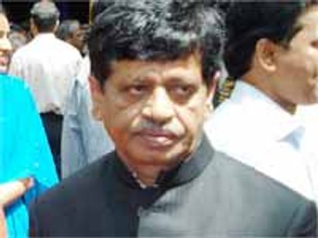 ఎంపీలు అనంత, మైసురా రాజీనామా