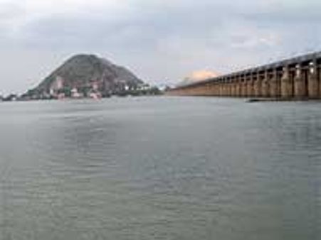 విజయవాడ సమీప కెనాల్ లో 5 గురు గల్లంతు