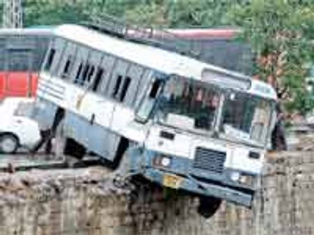 ఘోర రోడ్డు ప్రమాదంలో 6గురు దుర్మరణం