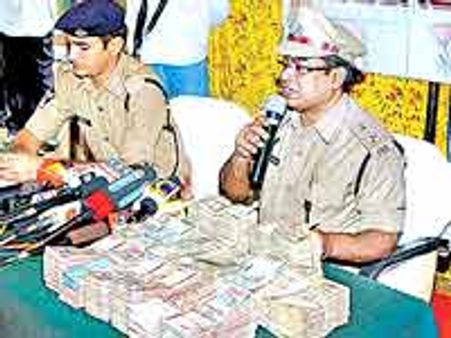 మావోయిస్టు లింక్: 60 లక్షల నగదు స్వాధీనం 