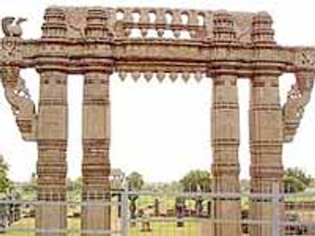 వేడెక్కిన వరంగల్: కోర్టులో లాయర్ల వంటలు