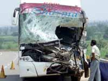 చిత్తూరు జిల్లాలో రోడ్డు ప్రమాదం: 4 గురు మృతి