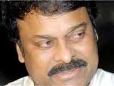 ఆంధ్రా హీరోల సిన్మాలను అడ్డుకోవడం అన్యాయం: చిరంజీవి