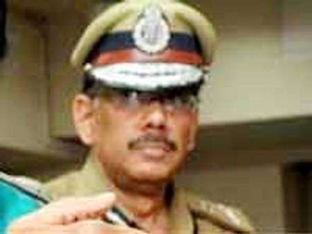 పోలీసు సిబ్బందికి దడ పుట్టిస్తున్న బెజవాడ కమిషనర్