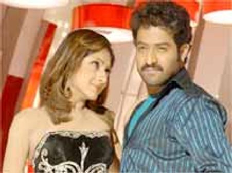 ఎన్టీఆర్ 'అదుర్స్' థియేటర్స్ పై టీఅర్ఎస్ దాడులు