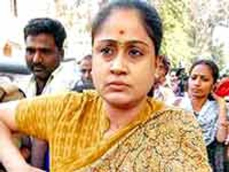 కేంద్ర తెలంగాణ ఇచ్చుడు సందేహమే: విజయశాంతి