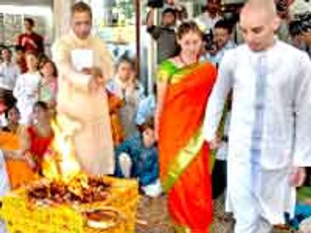 విశాఖ వచ్చి వేదమంత్రాలతో పెళ్ళి చేకునున్న స్పెయిన్ జంట