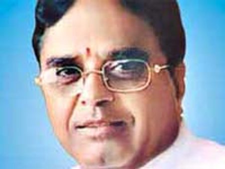 మంత్రులకు జెఎసి అడ్డంకులు, బస్సులో తరలింపు
