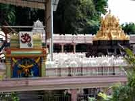 దుర్గ గుడి అర్చకుల ఆగ్రహం, పూజలకు సెలవు