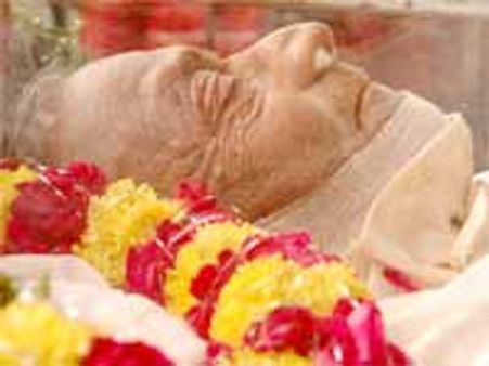 నేడుగుమ్మడి అంత్యక్రియలు: సొంతపొలంలోనే