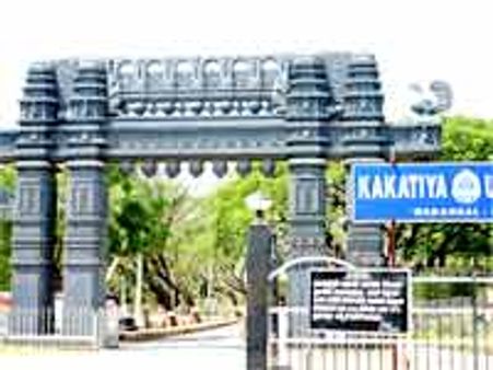 కాకతీయ విద్యార్ధులకు మహిళల నీరాజనం