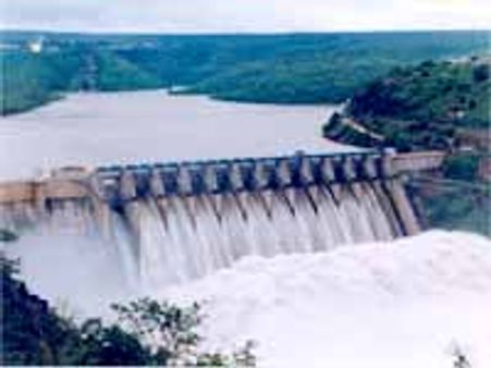 బస్సు లోయలో పడి ముగ్గురు మృతి