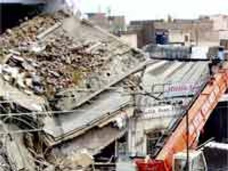 కూలిన భవనం: 8కి చేరిన మృతులు