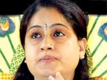 విజయశాంతికి ముందు గొయ్యి, వెనుక నుయ్యి