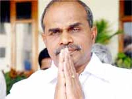 వైయస్ పేరుతో చీఫ్ ఇంజినీర్ల నిర్బంధం