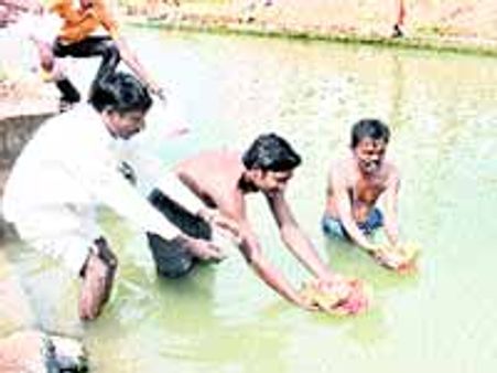 కెసిఆర్, కోదండరామ్ లకు పిండ ప్రదానం