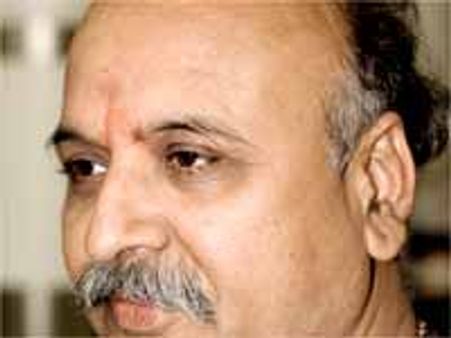 'భారత్ ను హిందూ దేశంగా ప్రకటించాలి'