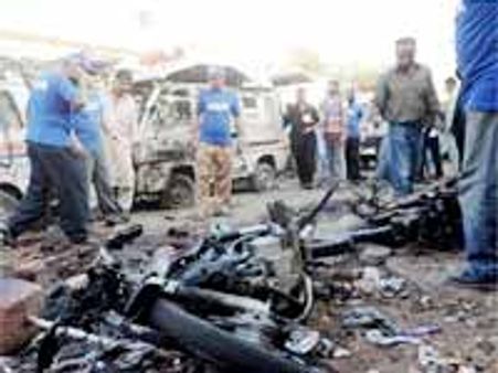 పాక్ ఆత్మాహుతి దాడి: పది మంది మృతి