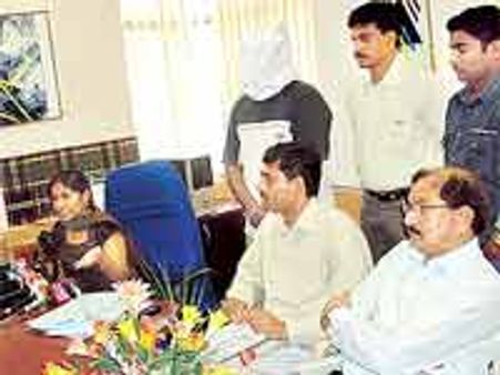 హైదరాబాద్ లో ఇ మెయిల్ హ్యాకర్ అరెస్టు