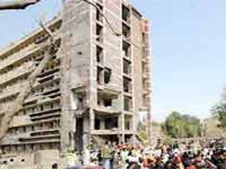 ఎఫ్ ఐఎ భవనంపై దాడి: పలువురు మృతి