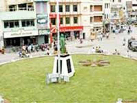 గోడపై నుంచి దూకి ఖైదీ ఆత్మహత్యాయత్నం