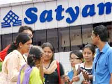 మహీంద్ర సత్యం వద్ద విద్యార్ధుల నిరసన