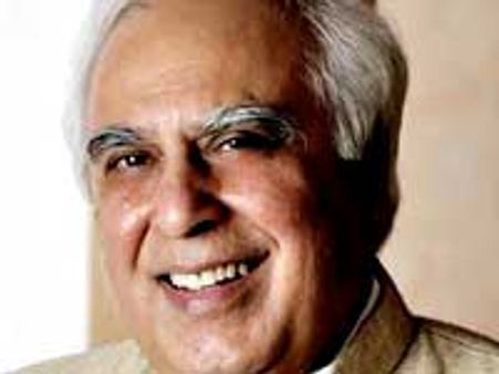 సిబాల్ ను అడ్డుకున్న తెలంగాణ విద్యార్థులు