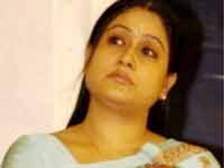 'చిరుపై పడే హక్కు విజయశాంతికి లేదు'