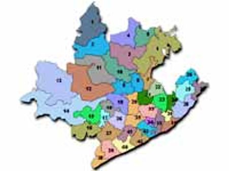 విశాఖలో స్క్వాడ్ పై టెన్త్ విద్యార్థుల దాడి