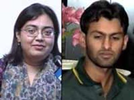 షోయబ్ తో ఓకే గదిలో.. ఆయేషా సిగ్గులు