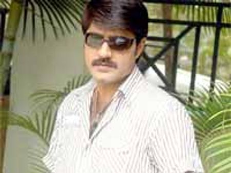 షూటింగ్ లో గాయపడిన హీరో శ్రీకాంత్