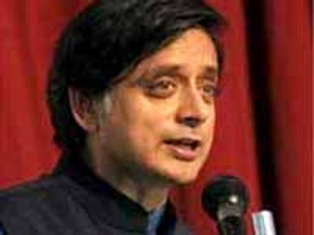 మంత్రి పదవికి శశి థరూర్ రాజీనామా