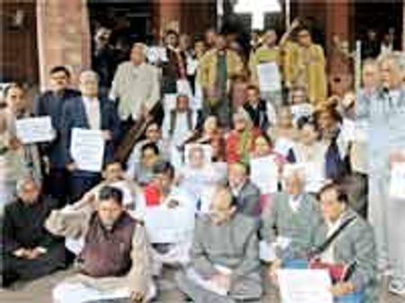 హర్తాల్: ట్రాఫిక్ కు తీవ్ర అంతరాయం