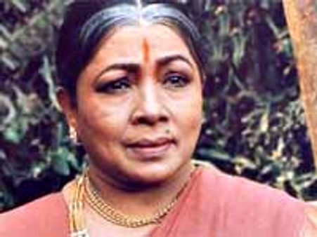 రోడ్డు ప్రమాదంలో మనోరమకు గాయాలు