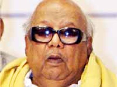 రాజా కోసం ఢిల్లీ చేరుకున్న కరుణానిధి