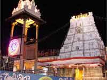 తిరుమలలో భక్తుల భారీ రద్దీ