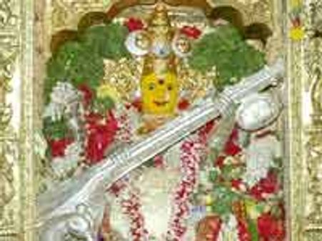 అమ్మవారి చీరల వేలం, బిజెపి నిరసన