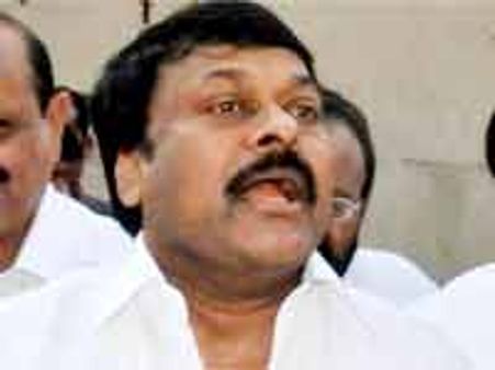 ఈల వేసిన యువకుడిపై చిరు ఆగ్రహం