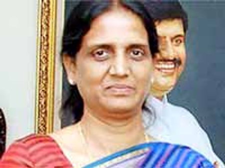 సబిత గన్ మెన్ అనే ముసుగులో మోసాలు