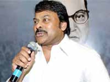 ఫ్యాన్స్ వేలం వెర్రి, చిరంజీవి అలక