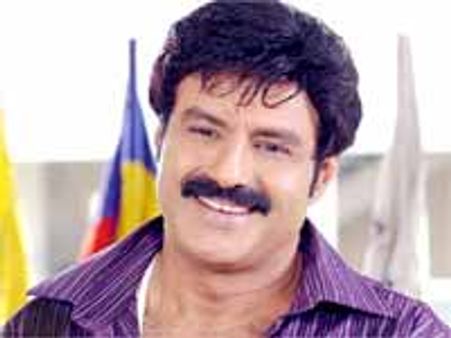 శ్రీకాళహస్తిలో బాలకృష్ణ: ఫ్యాన్స్ తొక్కిసలాట