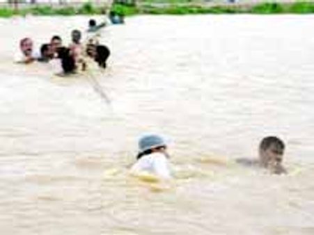 తుఫాను: జలదిగ్బంధంలో ఒంగోలు