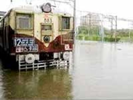 తుఫాను: పలు రైళ్లు రద్దు