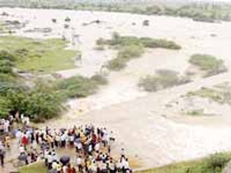 వాగులో చిక్కుకున్న 20 మంది